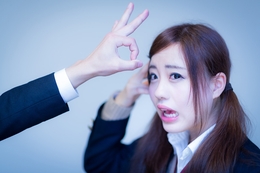 罰ゲームでデコピンされる女子高生